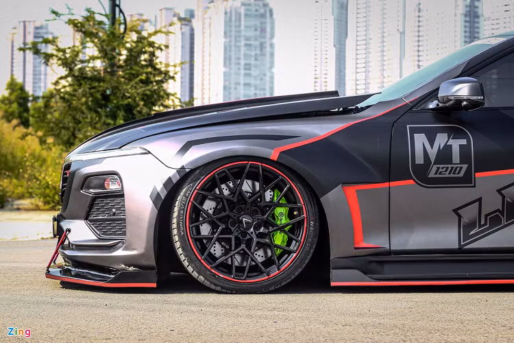 Xe được trang bị bộ mâm đa chấu CNC, kích thước 20 inch cũng do D1 thiết kế. Nổi bật bên trong là kẹp phanh Brembo màu xanh neon. Ngoài ra, mẫu xe này cũng đã được gắn thêm LED gầm.