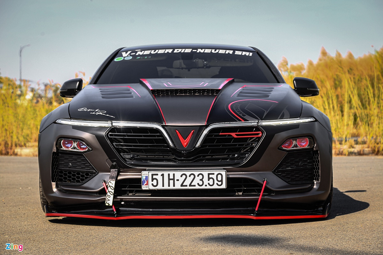 Chủ nhân cũng đã nâng cấp ngoại hình của chiếc xe bằng phương pháp decal. Mẫu sedan này được khoác lên mình lớp tem thể thao thiết kế riêng, phối giữa các màu đen nhám, xám và đỏ. 