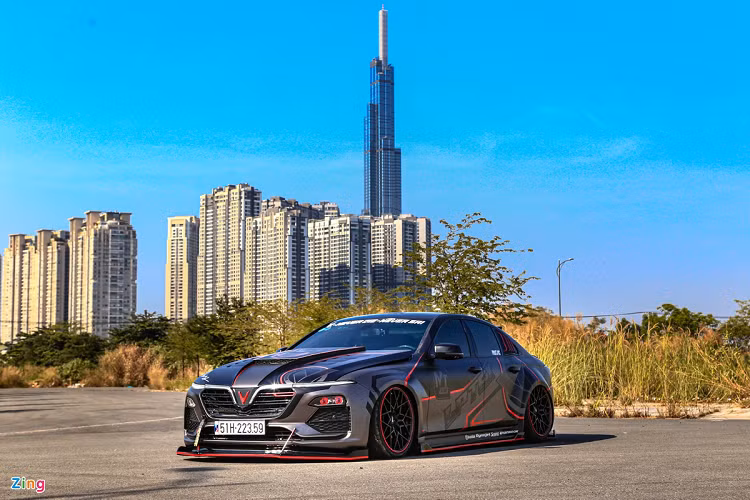 Chủ nhân của chiếc VinFast Lux A2.0 tại TP.HCM đã độ lại mẫu sedan của mình theo phong cách thân rộng (wide body). Dù không phải là mẫu xe mới trên thị trường, nhưng với những tùy biến mới, mẫu xe này vẫn đủ sức thu hút những ánh nhìn khi di chuyển trên phố. Xe được gắn bộ body kit mới giúp ngoại hình hầm hố hơn. Ngoài ra, động cơ cũng đã được tinh chỉnh cho hiệu suất tốt hơn. 