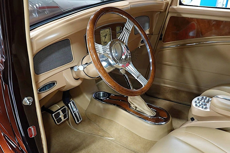 Khung gầm xe, bao gồm một hệ thống treo phía trước Mustang II và một thiết lập phía sau 4-link, là thành quả của một nhóm gọi mang tên The Roadster Shop. Thân vỏ xe, với các phần được cắt ngắn và kéo dài và rồi lắp đặt cửa tự sát, đã được thực hiện bởi Customs by Kilkeary, bao gồm cả việc phủ lớp sơn nâu vàng sang trọng.