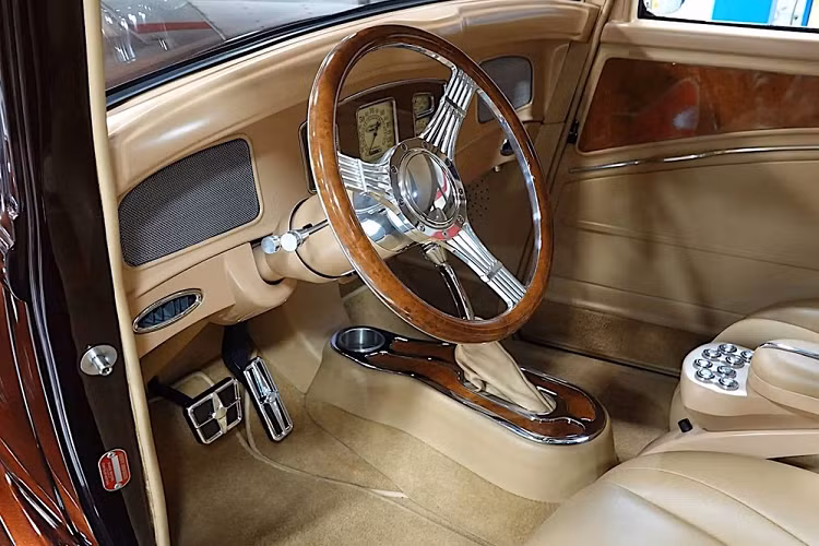 Khung gầm xe, bao gồm một hệ thống treo phía trước Mustang II và một thiết lập phía sau 4-link, là thành quả của một nhóm gọi mang tên The Roadster Shop. Thân vỏ xe, với các phần được cắt ngắn và kéo dài và rồi lắp đặt cửa tự sát, đã được thực hiện bởi Customs by Kilkeary, bao gồm cả việc phủ lớp sơn nâu vàng sang trọng.