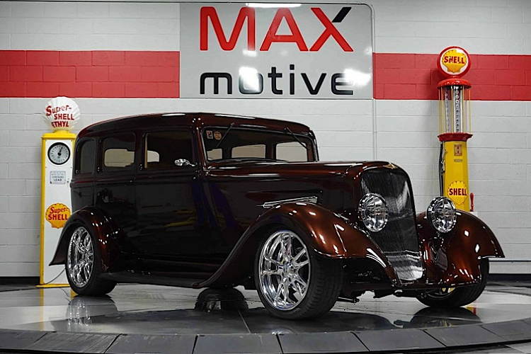 Cụ thể, chúng ta đang muốn nói đến những mẫu xe độ mang phong cách cổ điển thập niên 1930. Có sức hấp dẫn nhất định với một bộ phận nhà sưu tập, những chiếc xe kinh điển thực sư này có thể không phổ biến như xe cơ bắp, nhưng đôi lúc chúng tỏ ra đặc sắc hơn hẳn.