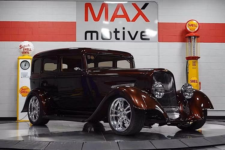 Cụ thể, chúng ta đang muốn nói đến những mẫu xe độ mang phong cách cổ điển thập niên 1930. Có sức hấp dẫn nhất định với một bộ phận nhà sưu tập, những chiếc xe kinh điển thực sư này có thể không phổ biến như xe cơ bắp, nhưng đôi lúc chúng tỏ ra đặc sắc hơn hẳn.