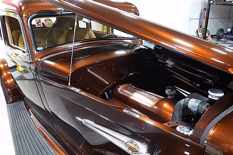 Tương xứng với vẻ ngoài tao nhã của chiếc xe là một khối động cơ lớn nằm dưới nắp capô. Đội quân độ xe đã lựa chọn động cơ V8 SRT Hemi dung tích 6.1 lít trong trường hợp này, và họ đã kết nối nó tới một hộp số tự động 5 cấp.