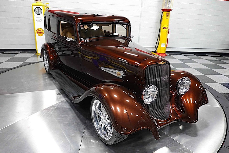 Đương nhiên, nỗ lực kết hợp như trên không hề rẻ. Giá xe Dodge SRT33 1933 này hiện đang được chào bán trên trang maxmotive.com tới 172.500 USD (hơn 4 tỷ đồng). Đây là một cái giá khiến nhiều người giật mình, nhưng hoàn toàn xứng đáng để sở hữu một chiếc xe cổ điển, độc nhất mà khiến bạn có cảm giác như một “Bố già mafia người Ý”.