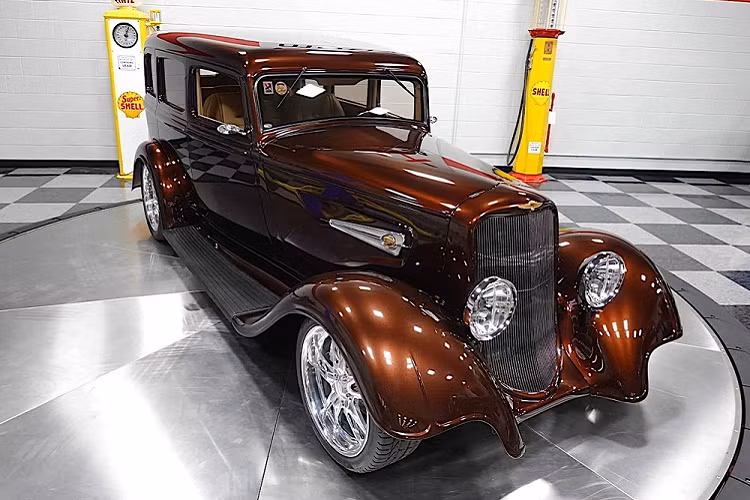 Đương nhiên, nỗ lực kết hợp như trên không hề rẻ. Giá xe Dodge SRT33 1933 này hiện đang được chào bán trên trang maxmotive.com tới 172.500 USD (hơn 4 tỷ đồng). Đây là một cái giá khiến nhiều người giật mình, nhưng hoàn toàn xứng đáng để sở hữu một chiếc xe cổ điển, độc nhất mà khiến bạn có cảm giác như một “Bố già mafia người Ý”.