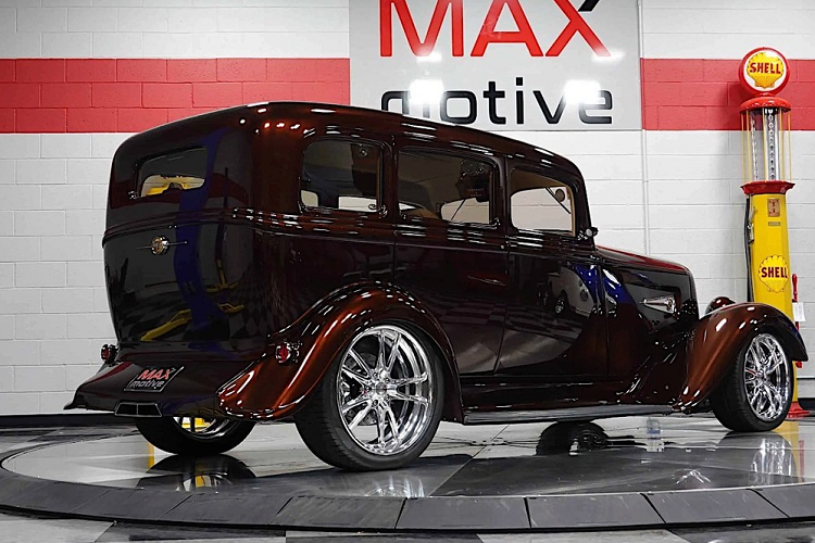 Ví dụ, hãy dành chút thời gian nhìn ngắm chiếc Dodge 1933 hàng hiếm mang biết danh “SRT33” này. Để khiến nó trở nên đẹp đẽ bóng bẩy như ngày hôm nay, rất nhiều công xưởng độ xe đã phải hợp lực, mỗi bên chịu trách nhiệm làm một bộ phận khác nhau của chiếc xe. Nó mang dáng vẻ thập niên 1930 và khiến người ta nghĩ tới xe của một ông trùm mafia người Ý.