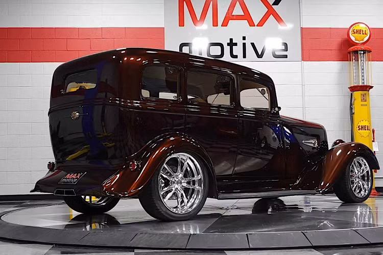 Ví dụ, hãy dành chút thời gian nhìn ngắm chiếc Dodge 1933 hàng hiếm mang biết danh “SRT33” này. Để khiến nó trở nên đẹp đẽ bóng bẩy như ngày hôm nay, rất nhiều công xưởng độ xe đã phải hợp lực, mỗi bên chịu trách nhiệm làm một bộ phận khác nhau của chiếc xe. Nó mang dáng vẻ thập niên 1930 và khiến người ta nghĩ tới xe của một ông trùm mafia người Ý.