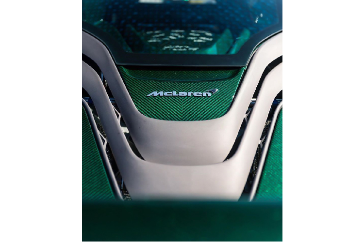 Lớp vỏ ngoại thất trên Senna là sự kết hợp của 67 mảnh carbon khác nhau, những mảnh ghép này “ngốn” hơn 1.000 giờ làm việc của các kĩ sư McLaren để hoàn thiện. Xe được trang bị bộ mâm đa chấu mạ chrome với cùm phanh sơn đen tạo điểm nhấn. 