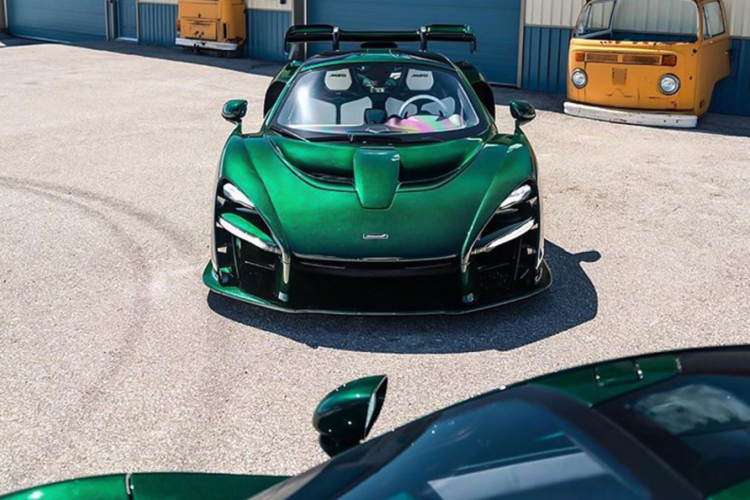  Siêu xe McLaren P1 không phải là cái tên quá xa lạ với những fan hâm mộ siêu xe trên toàn thế giới, xe thuộc bộ ba hypercar “Holy Trinity” huyền thoại từng một thời khuấy đảo thị trường xe thế giới bao gồm : McLaren P1, Ferrari LaFerrari và Porsche 918 Spyder. Cả 3 mẫu xe nói trên đều được sản xuất giới hạn đi kèm với giá bán thuộc hàng triệu Đô.