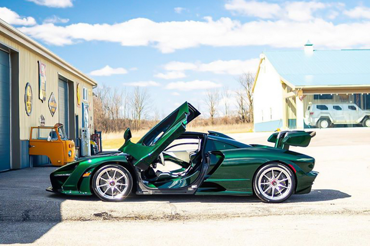 Ở thời điểm được ra mắt, McLaren P1 có giá bán tiêu chuẩn là 1,35 triệu Đô-la, mức giá của Senna thấp hơn khi chỉ ở mức 837 ngàn Đô-la. Tuy vậy, vì chỉ được sản xuất với số lượng giới hạn, cả hai mẫu hypercar nhà McLaren có giá bán lại thuộc hàng cao nhất thế giới ở thời điểm hiện tại khi lên đến hàng triệu Đô-la. 