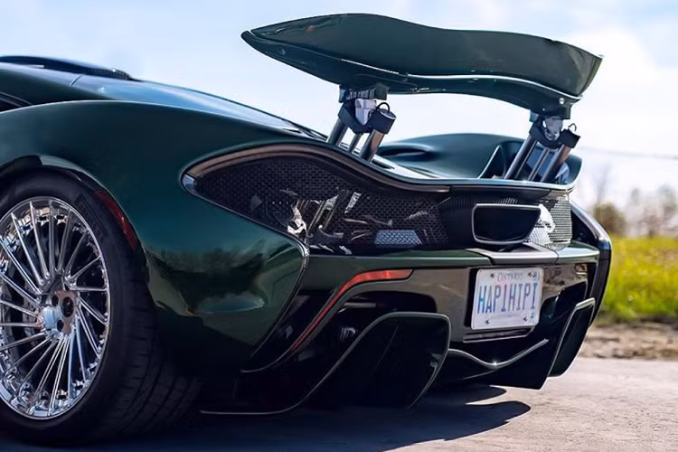 McLaren P1 và McLaren Senna thuộc McLaren Ultimate Series cùng với người đàn anh và cũng là mẫu siêu xe thương mại đầu tiên của hãng xe Anh Quốc – chiếc McLaren F1. 