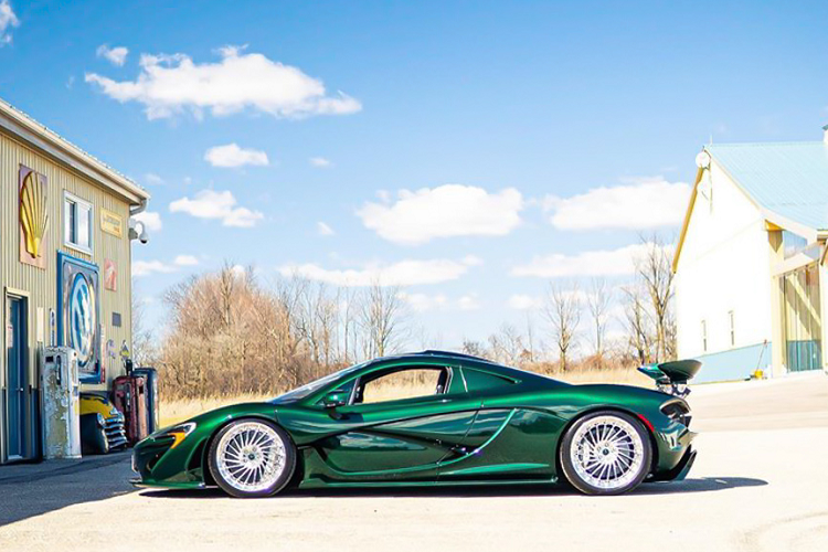 Trên thực tế, bộ đôi hypercar McLaren hàng hiếm này được sản xuất theo đơn đặt hàng của Michael Fux, một doanh nhân trong ngành sản xuất chăn đệm nổi tiếng tại Mỹ, nhưng chỉ sau một thời gian ngắn sử dụng, bộ đôi này đã được mang ra bán đấu giá và đều được tay chơi người Canada mua lại.