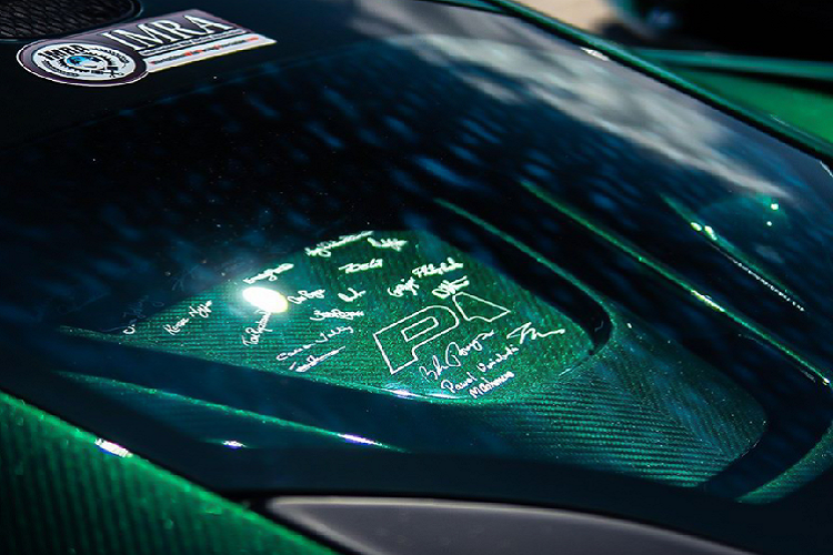 Chiếc P1 sở hữu bộ vỏ được cấu tạo từ sợi carbon màu xanh chính là minh chứng rõ ràng nhất rằng hãng xe Anh Quốc rất biết cách chiều lòng những vị khách hàng của mình. Bên cạnh đó, đây chính là chiếc P1 thứ hai lăn bánh ra khỏi dây chuyền sản xuất và là chiếc đầu tiên được bàn giao đến tay khách hàng. Chiếc P1 mang số thứ tự đầu tiên đang được cất giữ bởi McLaren. 