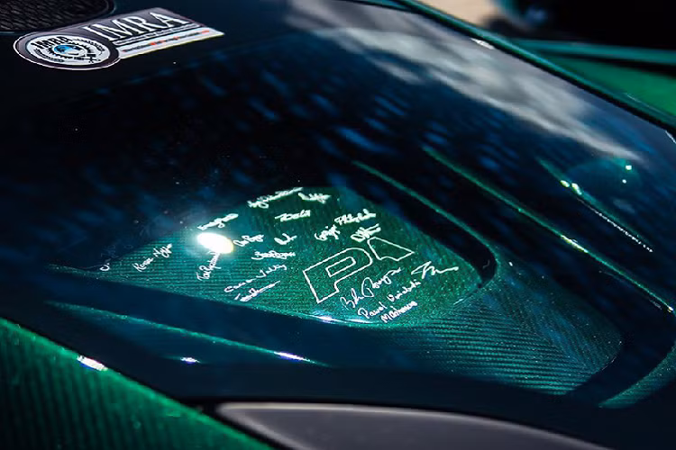 Chiếc P1 sở hữu bộ vỏ được cấu tạo từ sợi carbon màu xanh chính là minh chứng rõ ràng nhất rằng hãng xe Anh Quốc rất biết cách chiều lòng những vị khách hàng của mình. Bên cạnh đó, đây chính là chiếc P1 thứ hai lăn bánh ra khỏi dây chuyền sản xuất và là chiếc đầu tiên được bàn giao đến tay khách hàng. Chiếc P1 mang số thứ tự đầu tiên đang được cất giữ bởi McLaren. 