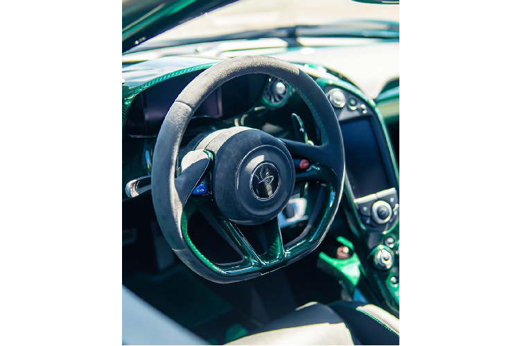 Bộ khóa tâm trên bánh xe được phân chia với hai tông màu đẹp mắt, các bánh xe bên trái sử dụng bộ khóa tâm màu đỏ, phía còn lại là bộ khóa tâm bánh xe màu xanh dương. Tiến vào khoang lái, cả 2 mẫu xe sở hữu điểm tương đồng về khoang nội thất với các chi tiết như táp-pi cửa, vô-lăng, bảng táp-lô, bảng điều khiển trung tâm, … đều được làm từ sợi carbon màu xanh đẹp mắt. 