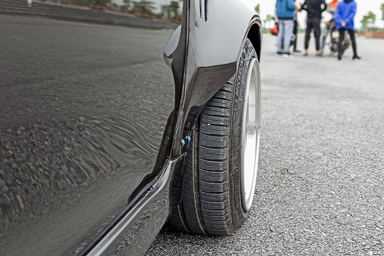 Lốp xe được lộ ra ngoài hơn 5 cm giúp trọng tâm xe được hạ thấp, bám đường hơn và thẩm mỹ cũng được cải thiện.