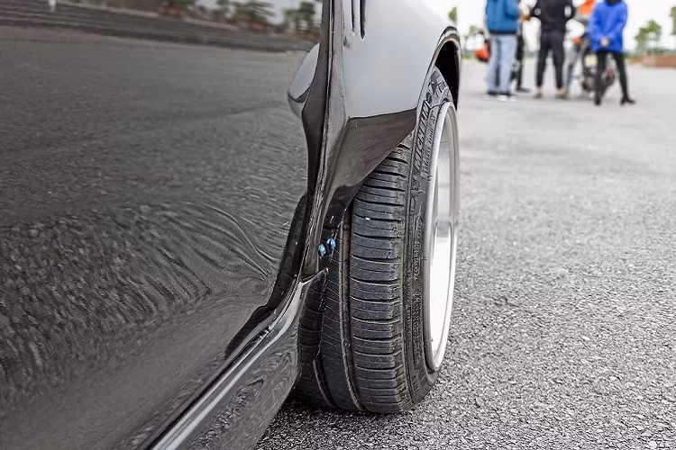 Lốp xe được lộ ra ngoài hơn 5 cm giúp trọng tâm xe được hạ thấp, bám đường hơn và thẩm mỹ cũng được cải thiện.