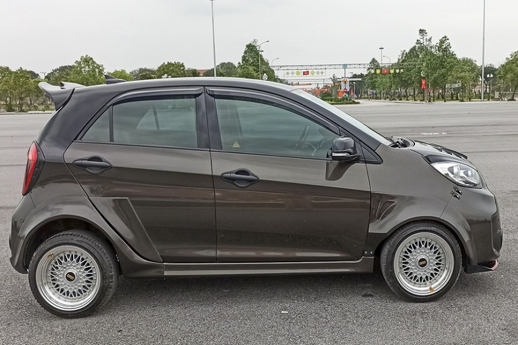 Bộ vành của mẫu xe cỡ nhỏ Kia Morning thực sự cải thiện ngoại thất chiếc xe. Xe được lắp hệ thống cảm biến áp suất lốp, hệ thống kiểm soát hành trình (cruise control), các trang bị không có ở chiếc xe nguyên bản.