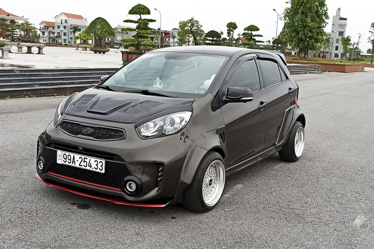 Nắp capo cũng được thay đổi một số chi tiết thể thao. Chủ xe cũng trang trí cản trước bằng một số decal đỏ tương phản.