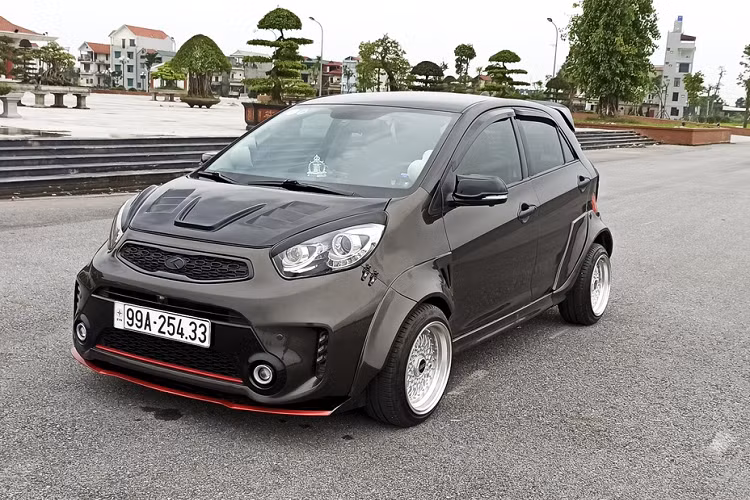 Nắp capo cũng được thay đổi một số chi tiết thể thao. Chủ xe cũng trang trí cản trước bằng một số decal đỏ tương phản.