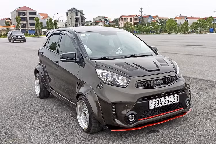 Chiếc Kia Morning độ lại với gói nâng cấp thân rộng này của một người chơi xe ở Bắc Ninh. Xe đã được thay đổi kích thước vành và lốp xe. Riêng phần hốc lốp được ốp thêm các tấm nhựa có tác dụng giảm độ cản gió và tăng tính thẩm mỹ cho xe.