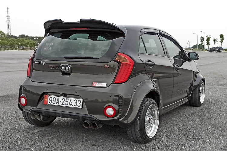 Theo anh Nguyễn Kim Quang (chủ xe) tại Bắc Ninh, hệ thống ống xả cũng được nâng cấp cho âm thanh tốt hơn. Chi phí ước tính cho dự án nâng cấp mẫu xe giá rẻ Kia Morning này lên tới hơn 100 triệu đồng.