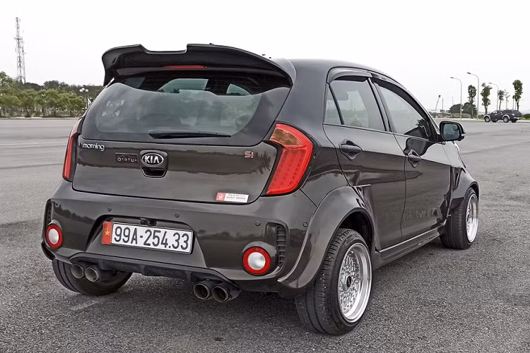 Theo anh Nguyễn Kim Quang (chủ xe) tại Bắc Ninh, hệ thống ống xả cũng được nâng cấp cho âm thanh tốt hơn. Chi phí ước tính cho dự án nâng cấp mẫu xe giá rẻ Kia Morning này lên tới hơn 100 triệu đồng.