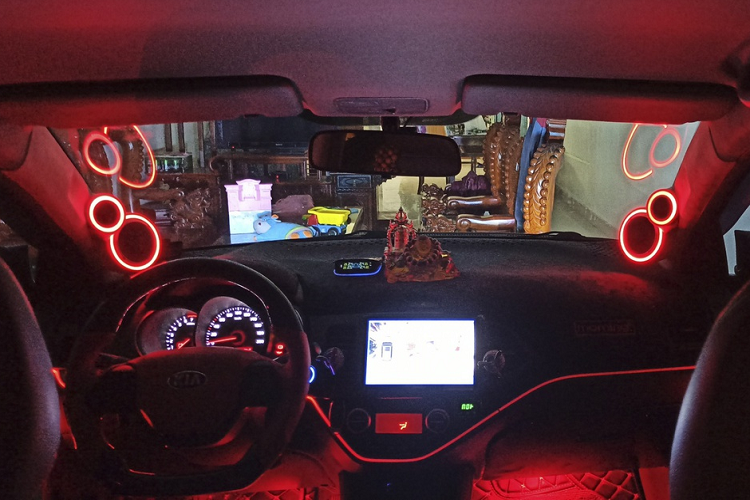 Nội thất ấn tượng với hệ thống đèn LED trang trí màu đỏ.