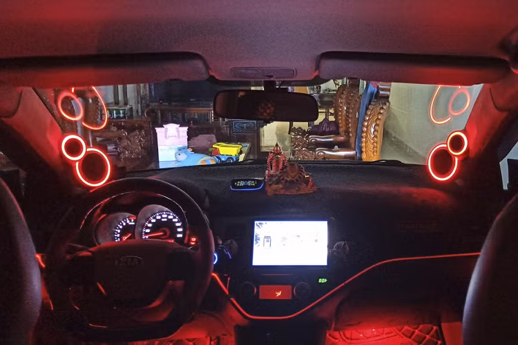 Nội thất ấn tượng với hệ thống đèn LED trang trí màu đỏ.