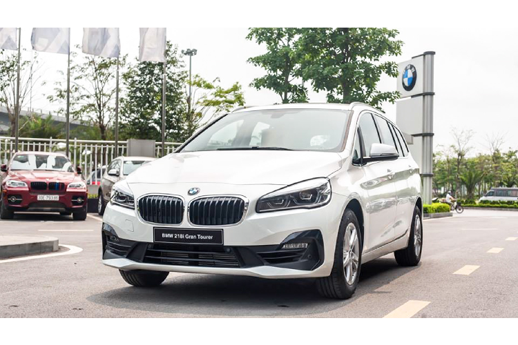 Cụ thể, sau khi giảm 280 triệu đồng trực tiếp, giá xe BMW 218i Gran Tourer LCI mới hiện chỉ còn 1,388 tỷ đồng, giảm đáng kể so với mức giá 1,668 tỷ đồng trước đó. Đây là mức giá giảm mạnh nhất từ khi BMW 218i Gran Tourer LCI được phân phối tại Việt Nam.