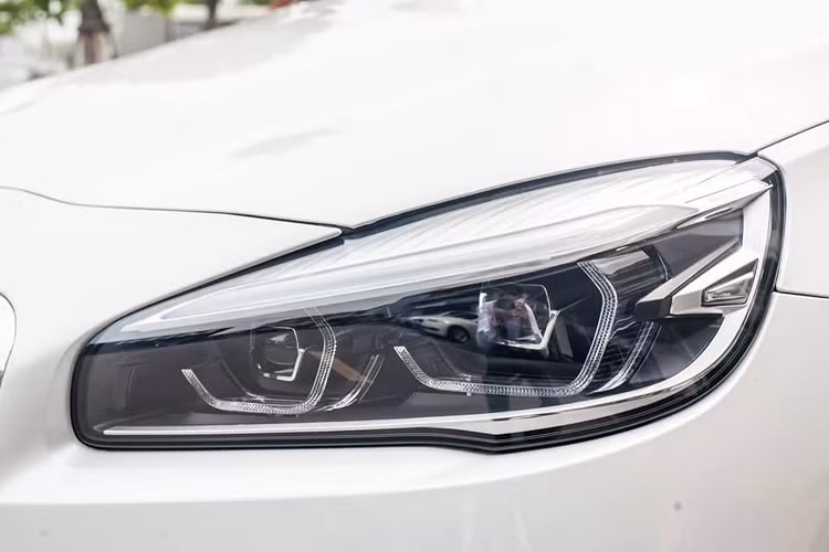 Bên cạnh đó, các khe hút gió tại cản trước đã được thiết kế lại mảnh mai hơn, đèn sương mù hình tròn cũng đã được thay thế bằng đèn hình chữ nhật. Tổng thể 218i Gran Tourer LCI sử dụng “dàn chân” lắp bộ mâm hợp kim 16 inch đa chấu mới mang diện mạo thể thao và nổi bật cho chiếc MPV.