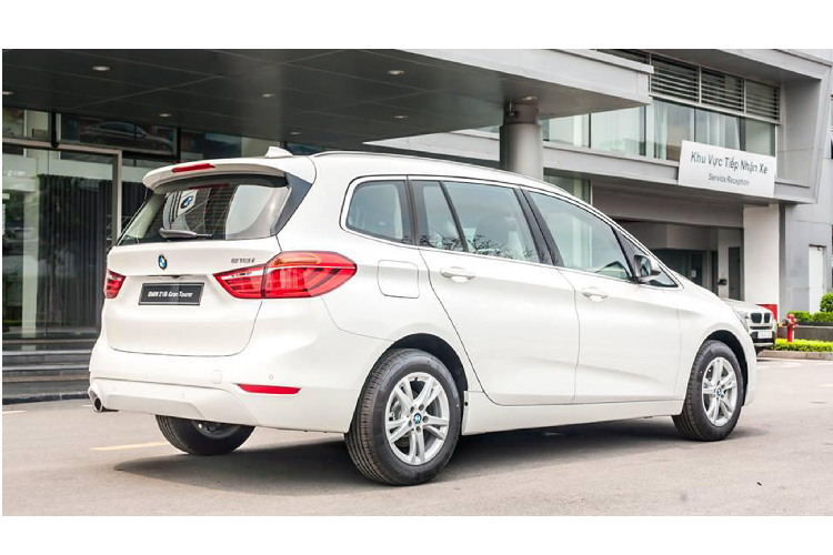 BMW 218i tại Việt Nam hiện bán ra chỉ còn 1,388 tỷ đồng sau được giảm 280 triệu vào giá xe, đây được xem là một mức ưu đãi khá lý tưởng dành cho các khách hàng Việt đang tìm kiếm một mẫu xe đa dụng 7 chỗ cao cấp để phục vụ cho gia đình