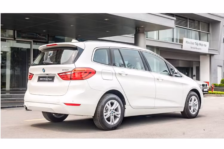BMW 218i tại Việt Nam hiện bán ra chỉ còn 1,388 tỷ đồng sau được giảm 280 triệu vào giá xe, đây được xem là một mức ưu đãi khá lý tưởng dành cho các khách hàng Việt đang tìm kiếm một mẫu xe đa dụng 7 chỗ cao cấp để phục vụ cho gia đình