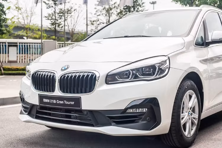 BMW 218i Gran Tourer LCI là phiên bản nâng cấp facelift giữa đời cho dòng MPV 2 Series Gran Tourer. Ngoại thất bản LCI này được nâng cấp nhẹ nhàng bao gồm gia tăng kích thước cụm lưới tản nhiệt lên một chút và được đặt thấp hơn để phù hợp với xu hướng hiện tại của BMW. Nối liền cụm đèn pha mới tích hợp LED chạy ban ngày.