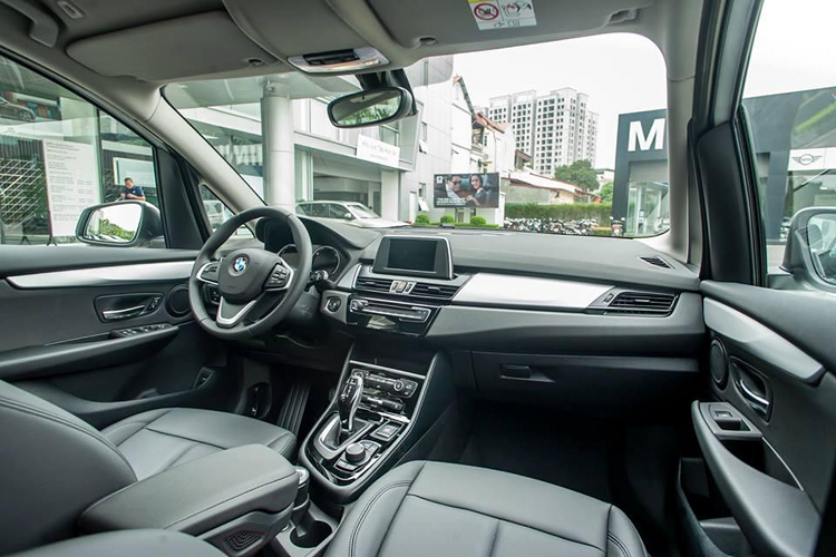 BMW 218i Gran Tourer LCI sử dụng động cơ 3cyl thẳng hàng dung tích 1.5l tăng áp cho công suất tối đa 140 mã lực tại 4.500 – 6.500 vòng/phút, và mô-men xoắn cực đại 220Nm tại 1.480 – 4.200 vòng/phút. Sức mạnh được truyền xuống cầu trước (FWD) thông qua hộp số ly hợp kép 7 cấp STEPTRONIC. Nhờ đó, chiếc MPV nhà BMW có thể tăng tốc từ 0 – 100km/h trong 9,5 giây, trước khi đạt tốc độ tối đa đạt 205km/h.