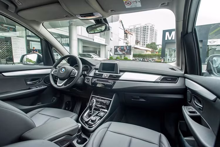 BMW 218i Gran Tourer LCI sử dụng động cơ 3cyl thẳng hàng dung tích 1.5l tăng áp cho công suất tối đa 140 mã lực tại 4.500 – 6.500 vòng/phút, và mô-men xoắn cực đại 220Nm tại 1.480 – 4.200 vòng/phút. Sức mạnh được truyền xuống cầu trước (FWD) thông qua hộp số ly hợp kép 7 cấp STEPTRONIC. Nhờ đó, chiếc MPV nhà BMW có thể tăng tốc từ 0 – 100km/h trong 9,5 giây, trước khi đạt tốc độ tối đa đạt 205km/h.