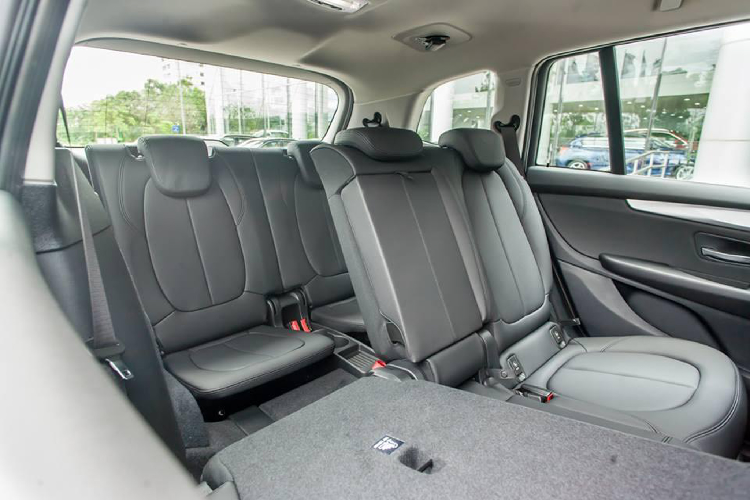 Trong khi đó, bản BMW 218i Gran Tourer (không phải LCI) động cơ cho công suất 136 mã lực + mô-men xoắn cực đại 220Nm sử dụng kết hợp với hộp số tự động 6 cấp STEPTRONIC. Đây chính là điểm khác biệt về động cơ của 218i Gran Tourer trước và sau LCI.