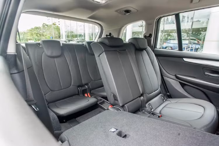 Trong khi đó, bản BMW 218i Gran Tourer (không phải LCI) động cơ cho công suất 136 mã lực + mô-men xoắn cực đại 220Nm sử dụng kết hợp với hộp số tự động 6 cấp STEPTRONIC. Đây chính là điểm khác biệt về động cơ của 218i Gran Tourer trước và sau LCI.