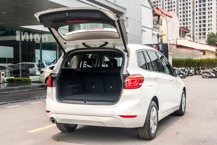 Nội thất BMW 218i Gran Tourer thiết kế đề cao tính thực dụng để phù hợp với nhu cầu phục vụ cho gia đình. Kính chắn gió rộng, cột A nhỏ, cho phép người lái có tầm nhìn toàn cảnh ra bên ngoài. Kiểu bố trí chỗ ngồi 2-3-2 với không gian hàng ghế thứ 2 rộng rãi, trong khi hàng ghế thứ 3 phù hợp với trẻ nhỏ hoặc người lớn có chiều cao khiêm tốn. Người ngồi hàng ghế thứ 3 có thể ra vào dễ dàng khi hàng ghế thứ 2 được gập.