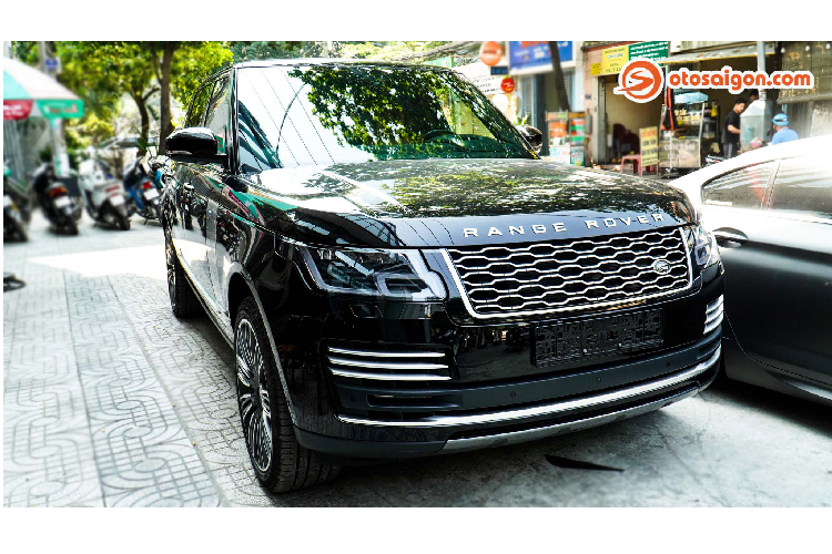 Chiếc Range Rover Autobiography 2020 mới này thuộc sở hữu của một chủ nhân tại Sài Gòn. Theo chia sẻ, thay vì mua xe nhập chính hãng, lý do anh chọn mua xe nhập khẩu tư nhân vì có thể đặt thêm nhiều option cho xe, đưa về nước nhanh chóng và giá bán tốt hơn.