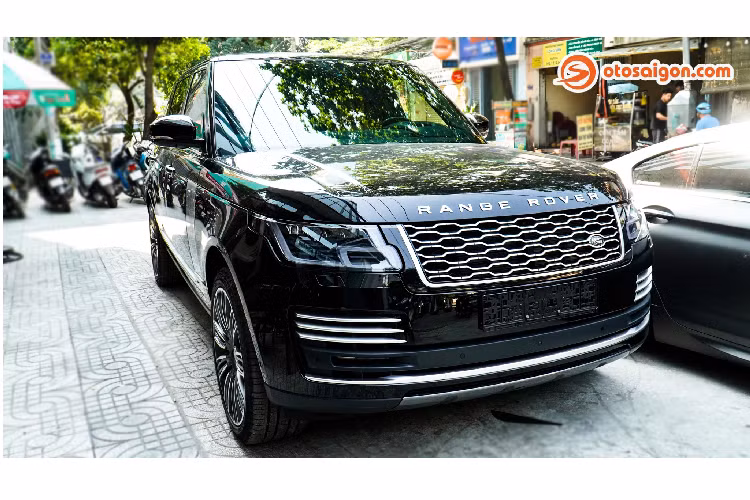 Chiếc Range Rover Autobiography 2020 mới này thuộc sở hữu của một chủ nhân tại Sài Gòn. Theo chia sẻ, thay vì mua xe nhập chính hãng, lý do anh chọn mua xe nhập khẩu tư nhân vì có thể đặt thêm nhiều option cho xe, đưa về nước nhanh chóng và giá bán tốt hơn.