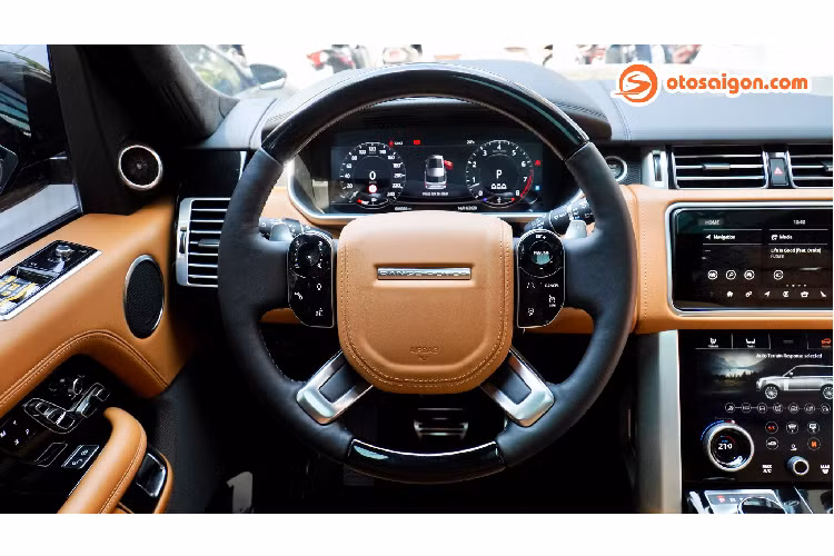 Dù ở bất kỳ phiên bản nào, Range Rover 2020 có góc tiếp cận trước sau lần lượt: 25,5 và 24,5 độ đối với chế độ thông thường, và chế độ off-road nâng gầm là: 34,7 và 20,9 độ. Ngoài ra, chiếc SUV hạng sang ngày còn có khả năng lội nước lên đến 900mm, tương đương với lượng nước ngập đỉnh bánh. Một thông số ấn tượng cho một chiếc SUV không phải khung rời như Range Rover.