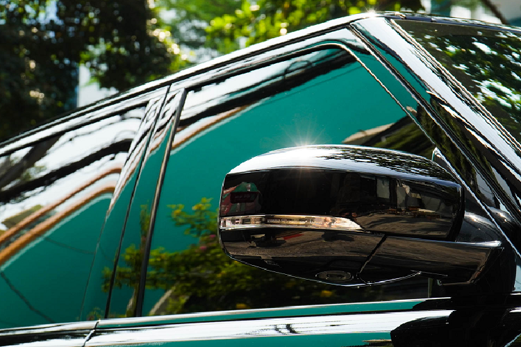 Bên cạnh nhiều trang trí như chọn cửa sổ trời, mâm (kiểu dáng và kích cỡ), màu sơn Nội/Ngoại thất, trang trí nội thất,... Nếu được cá nhân hoá, sẽ rất khó thể bắt gặp 2 chiếc Range Rover giống hệt nhau về trang bị. Giá xe Range Rover Autobiography P400 này khoảng hơn 10 tỷ ở Sài Gòn.