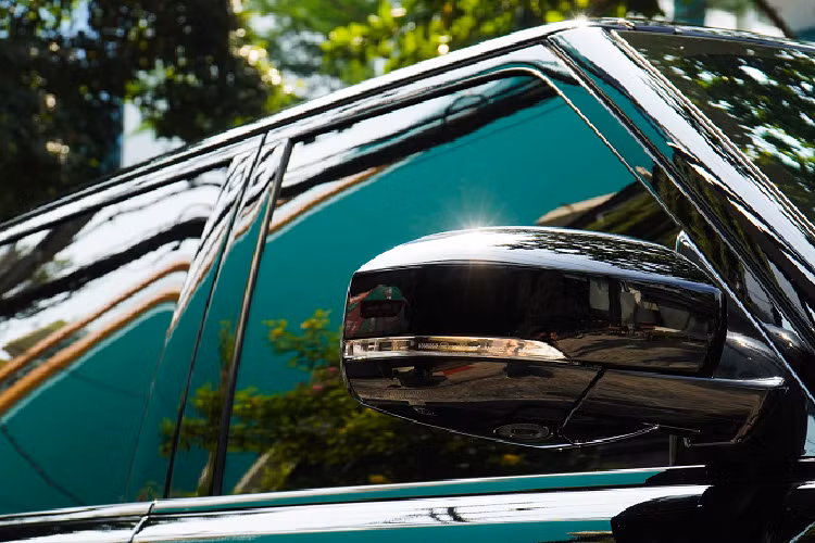 Bên cạnh nhiều trang trí như chọn cửa sổ trời, mâm (kiểu dáng và kích cỡ), màu sơn Nội/Ngoại thất, trang trí nội thất,... Nếu được cá nhân hoá, sẽ rất khó thể bắt gặp 2 chiếc Range Rover giống hệt nhau về trang bị. Giá xe Range Rover Autobiography P400 này khoảng hơn 10 tỷ ở Sài Gòn.