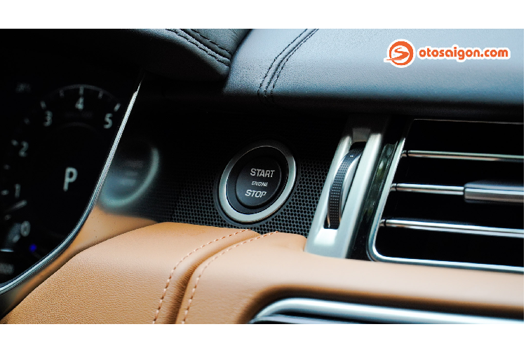 Thiết kế hình dáng hộp vuông vức có phần bảo thủ đặc trưng, dễ nhận biết của Range Rover vốn không đổi qua nhiều thập kỷ, kể từ khi ra mắt vào năm 1970. Ở dòng Range Rover phiên bản Autobiography, Land Rover cung cấp vô vàn những lựa chọn cá nhân hoá thông qua chương trình “Buildyour.Landrover” mà chủ nhân có thể ngồi tại nhà, tự tùy chỉnh chiếc xe theo nhiều cung cấp có sẵn như: Phiên bản; Chiều dài cơ sở; Lựa chọn động cơ...