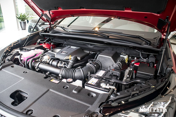 Điểm nhấn phần đầu xe Lexus NX 300 facelift đến từ cụm đèn chiếu sáng phía trước sử dụng công nghệ LED thông minh AHS với tạo hình bóng xếp tầng bắt mắt. Đèn pha/cos trên Lexus NX 300 còn tích hợp tính năng tự động bật/tắt, tự động điều chỉnh theo góc đánh lái. 