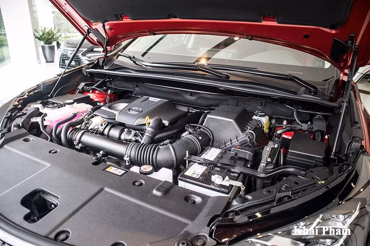 Điểm nhấn phần đầu xe Lexus NX 300 facelift đến từ cụm đèn chiếu sáng phía trước sử dụng công nghệ LED thông minh AHS với tạo hình bóng xếp tầng bắt mắt. Đèn pha/cos trên Lexus NX 300 còn tích hợp tính năng tự động bật/tắt, tự động điều chỉnh theo góc đánh lái. 