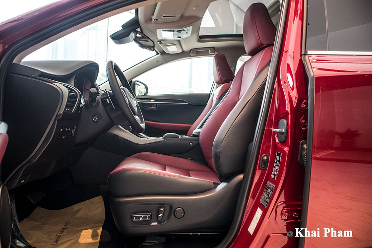 Chưa hết, đèn chạy ban ngày LED của xe còn có thiết kế hình móc câu ấn tượng kiêm đèn xi-nhan dạng tia chạy mang đến cái nhìn thẩm mỹ cho chiếc CUV cỡ nhỏ này. Trong khi đó, đèn sương mù cũng là bóng LED được đặt ngang giống "đàn anh" RX mới nâng cấp tại Việt Nam. 