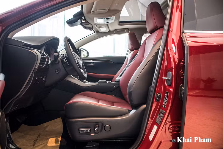 Chưa hết, đèn chạy ban ngày LED của xe còn có thiết kế hình móc câu ấn tượng kiêm đèn xi-nhan dạng tia chạy mang đến cái nhìn thẩm mỹ cho chiếc CUV cỡ nhỏ này. Trong khi đó, đèn sương mù cũng là bóng LED được đặt ngang giống "đàn anh" RX mới nâng cấp tại Việt Nam. 